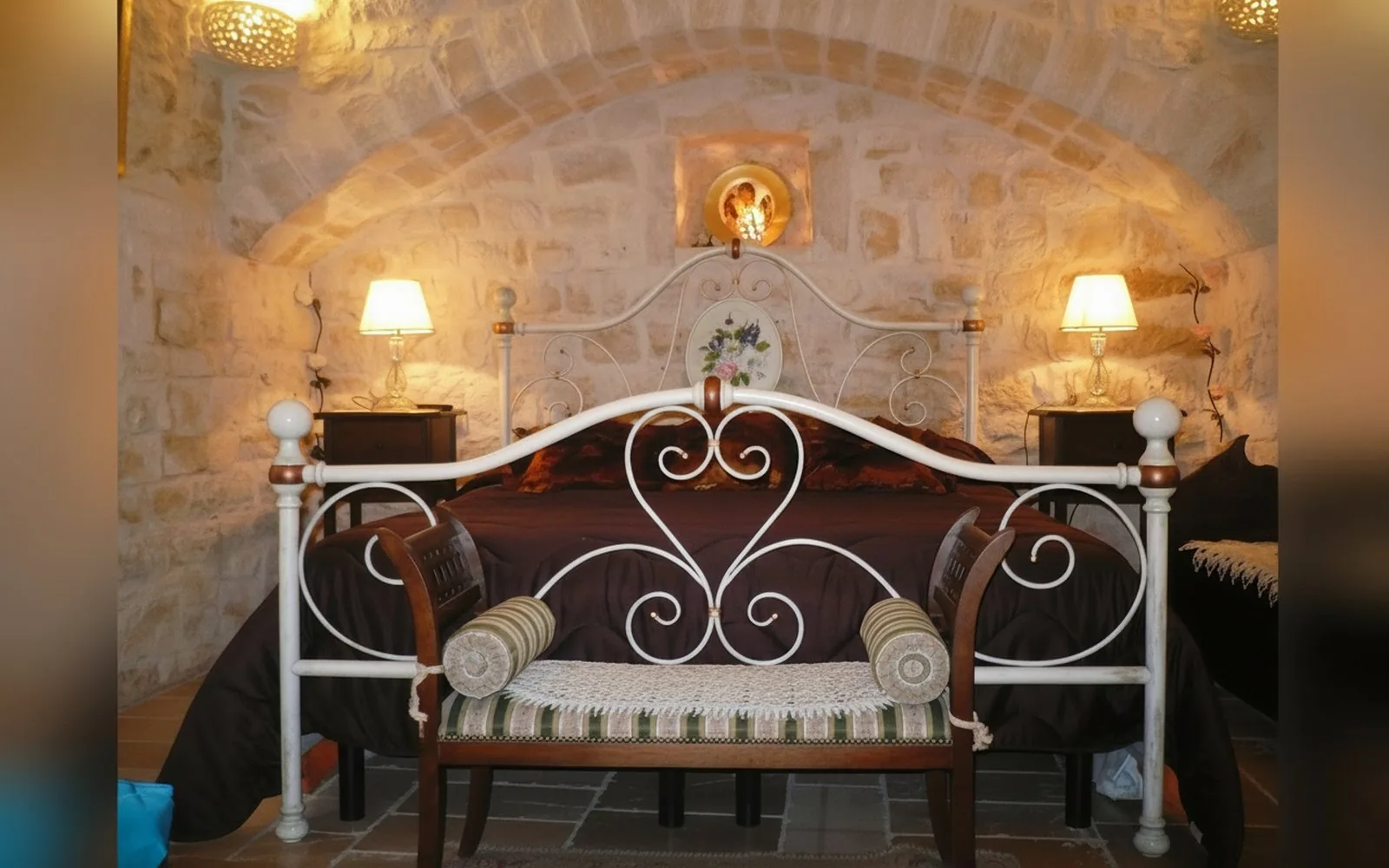 Camera sotto la volta in pietra del trullo