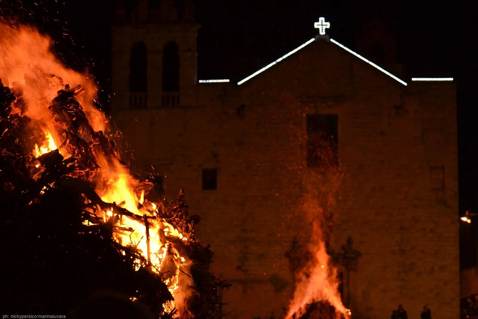 Una delle fanòve accesa davanti a una chiesa di Castellana Grotte