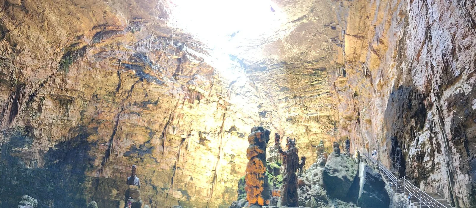 La Grave, l'enorme caverna d'ingresso delle Grotte di Castellana aperta verso il cielo